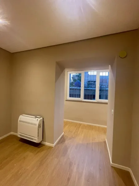 Tirane, jepet me qera ambjent biznesi Kati 2, 93 m² 900 € (Rruga Kavajes)