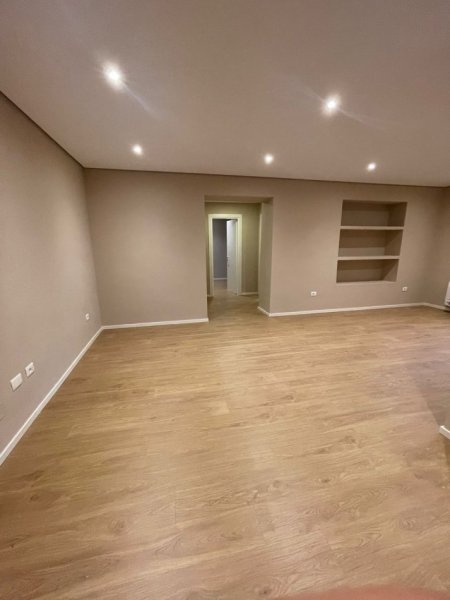 Tirane, jepet me qera ambjent biznesi Kati 2, 93 m² 900 € (Rruga Kavajes)