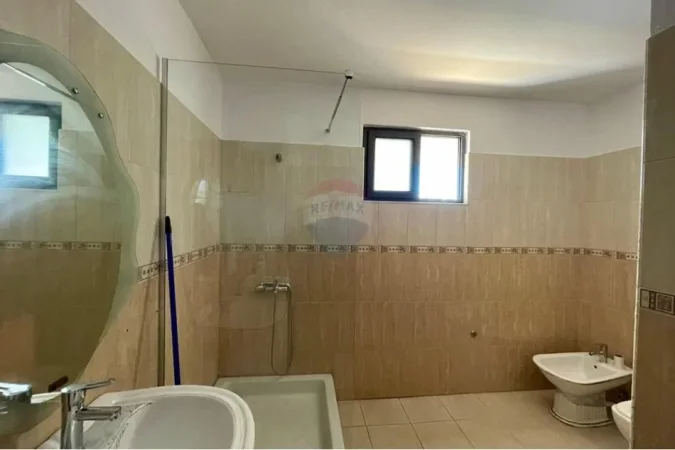 Tirane, jepet me qera apartament 2+1 Kati 4, 100 m² 800 € (Bllok - Libri Universitar)