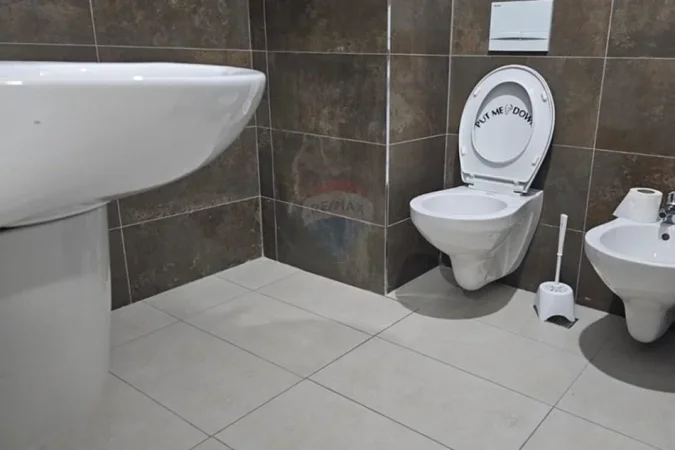 Tirane, jepet me qera apartament 1+1 Kati 7, 71 m² 700 € (Komuna e Parisit - Kompleksi Dinamo,)
