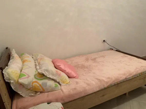 Tirane, jepet me qera apartament 2+1 Kati 1, 95 m² 550 € (kopshti b zoologjik)