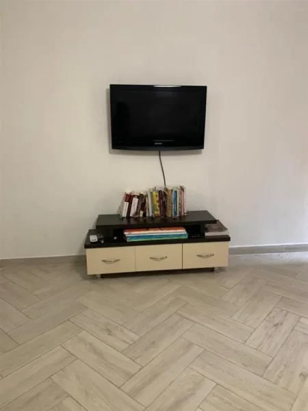 Tirane, jepet me qera apartament 2+1 Kati 1, 95 m² 550 € (kopshti b zoologjik)