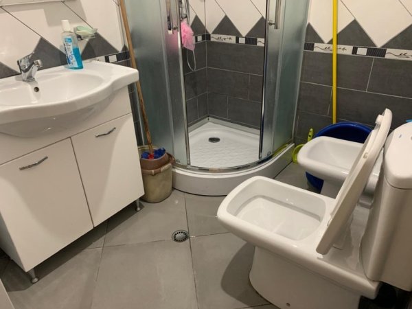 Tirane, jepet me qera apartament 2+1 Kati 1, 95 m² 550 € (kopshti b zoologjik)