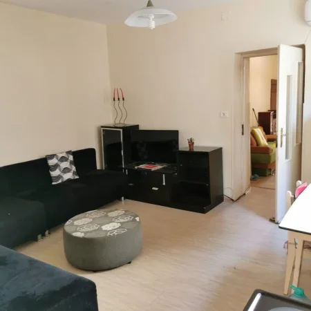 Tirane, jepet me qera Vile 1+1 Kati 1, 70 m² (Pazari i ri)