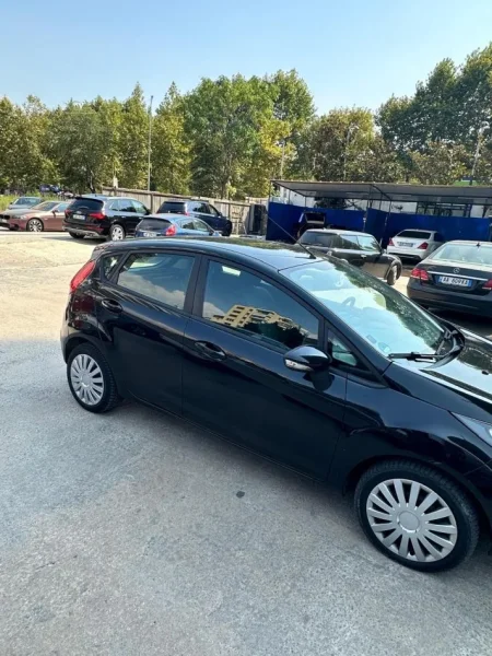 Tirane, shes makine Ford fiesta Benzin, e zeze manuale Kondicioner 220.000 km 4.500 €