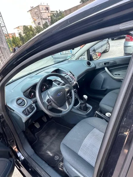 Tirane, shes makine Ford fiesta Benzin, e zeze manuale Kondicioner 220.000 km 4.500 €