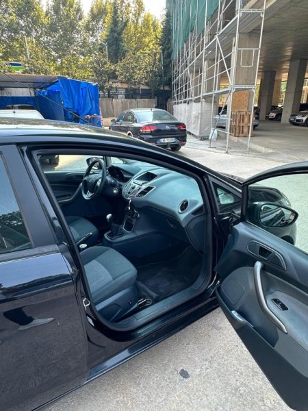 Tirane, shes makine Ford fiesta Benzin, e zeze manuale Kondicioner 220.000 km 4.500 €