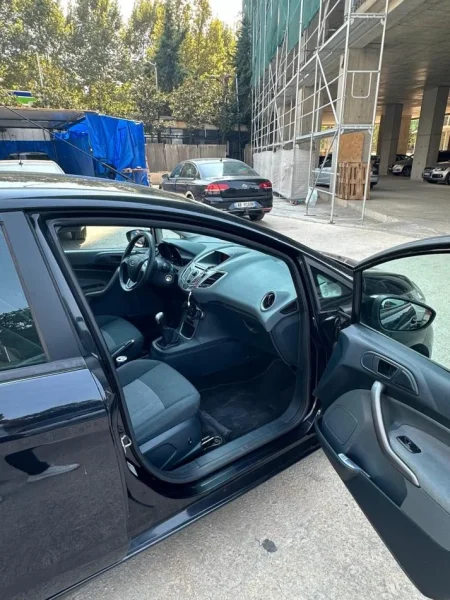 Tirane, shes makine Ford fiesta Benzin, e zeze manuale Kondicioner 220.000 km 4.500 €