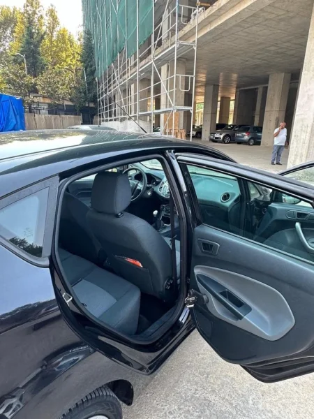 Tirane, shes makine Ford fiesta Benzin, e zeze manuale Kondicioner 220.000 km 4.500 €