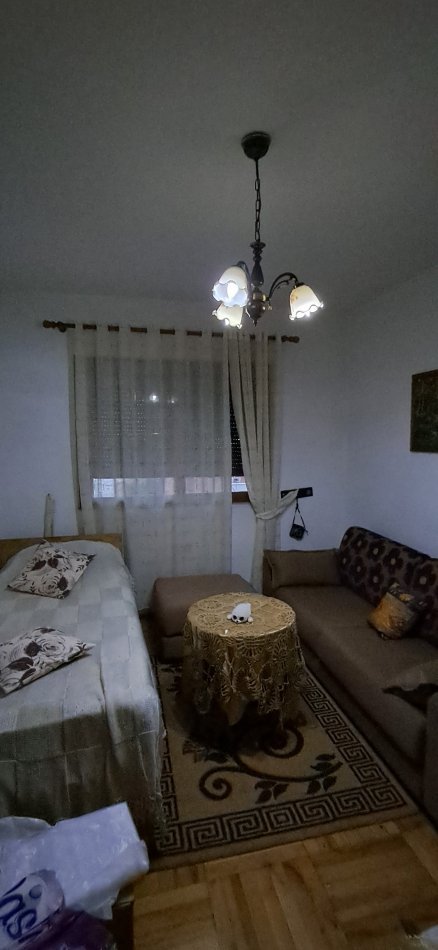 Tirane, jepet me qera apartament 3+1+Ballkon Kati 4, 110 m² 700 € (Prane Shkolla Kuqe)