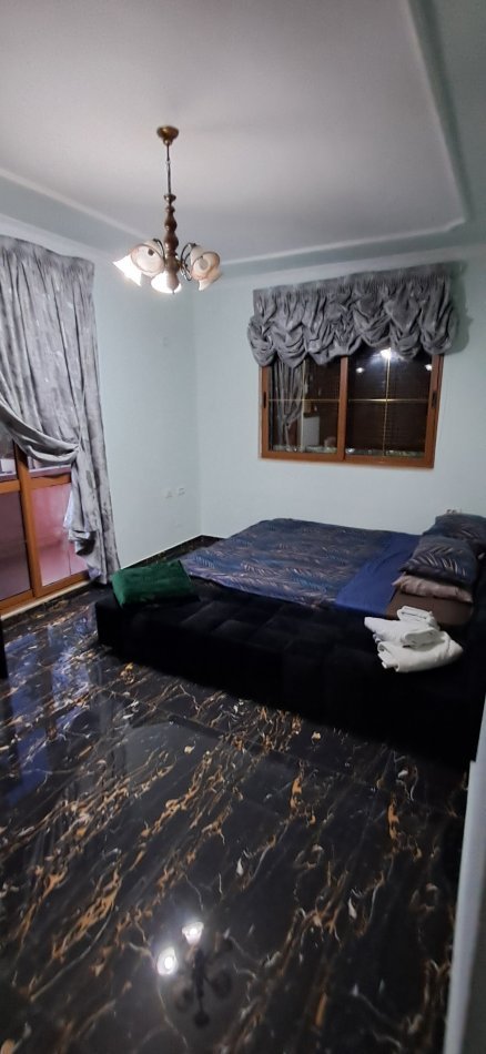Tirane, jepet me qera apartament 3+1+Ballkon Kati 4, 110 m² 700 € (Prane Shkolla Kuqe)