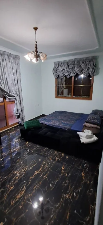Tirane, jepet me qera apartament 3+1+Ballkon Kati 4, 110 m² 600 € (Prane Shkolla Kuqe)