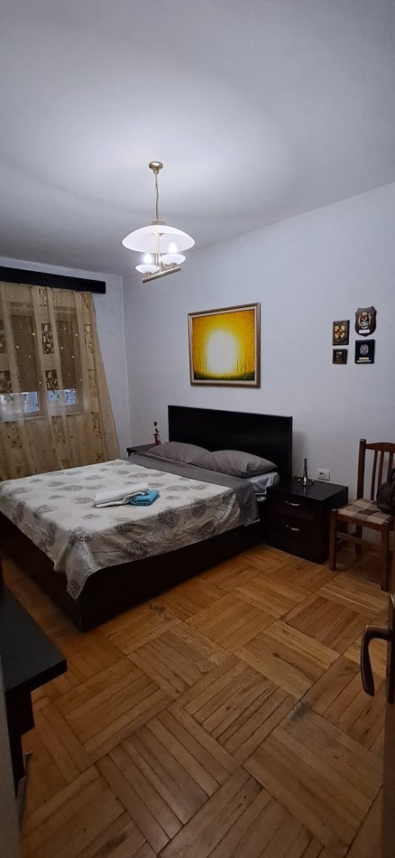 Tirane, jepet me qera apartament 3+1+Ballkon Kati 4, 110 m² 700 € (Prane Shkolla Kuqe)