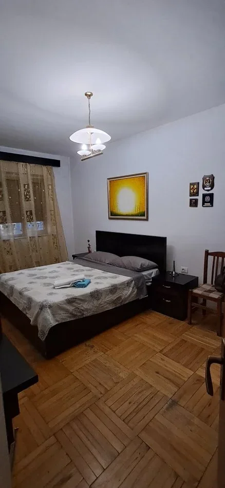 Tirane, jepet me qera apartament 3+1+Ballkon Kati 4, 110 m² 600 € (Prane Shkolla Kuqe)