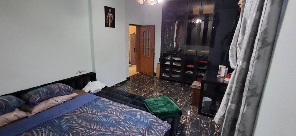 Tirane, jepet me qera apartament 3+1+Ballkon Kati 4, 110 m² 700 € (Prane Shkolla Kuqe)