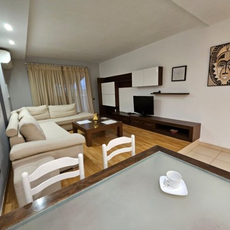 Tirane, jepet me qera 2+1+Aneks+Ballkon Kati 7, 120 m² 600 € 