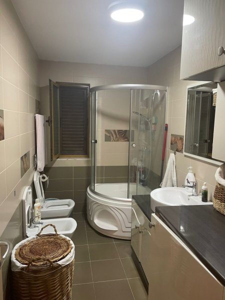 Tirane, jepet me qera 3+1 Kati 4, 80 m² 1.000 € (Rruga e Elbasanit)