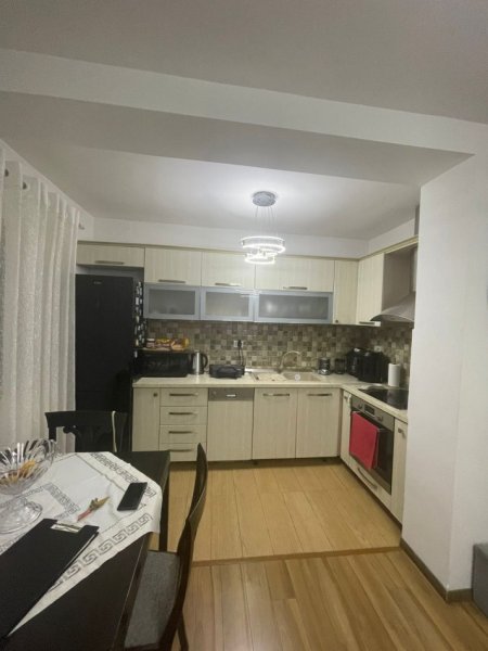 Tirane, jepet me qera 3+1 Kati 4, 80 m² 1.000 € (Rruga e Elbasanit)