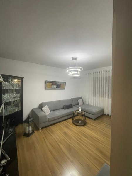 Tirane, jepet me qera 3+1 Kati 4, 80 m² 1.000 € (Rruga e Elbasanit)