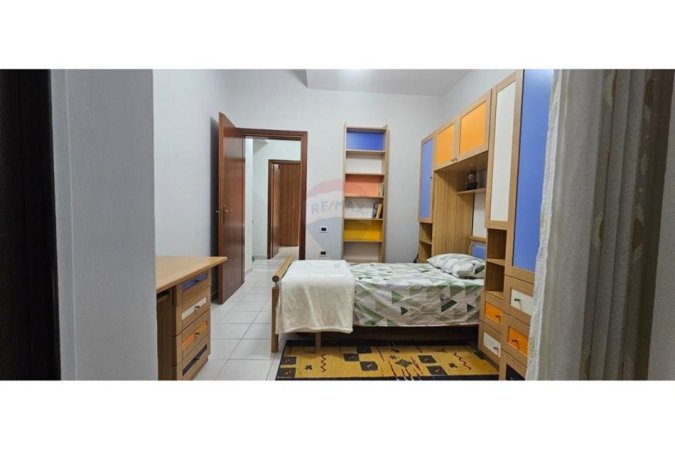 Tirane, jepet me qera apartament 2+1 Kati 3, 100 m² 800 € (Bllok)