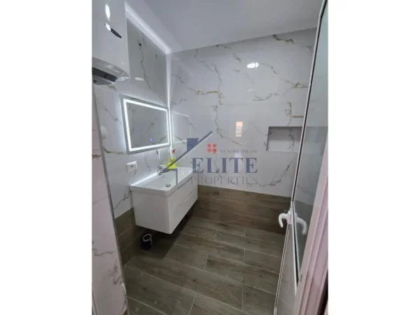 Tirane, shitet apartament 2+1+Ballkon Kati 7, 96 m² 210.000 € (Globe, Rruga e Kavajes)