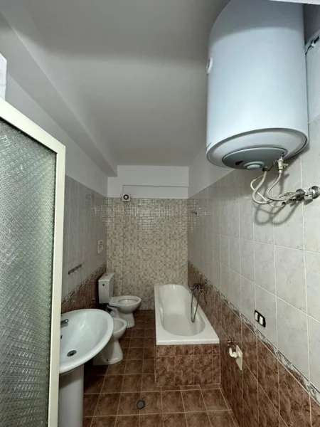 Durres, jepet me qera ambjent biznesi Kati 2, 53 m² 350 € (Poliklinika)