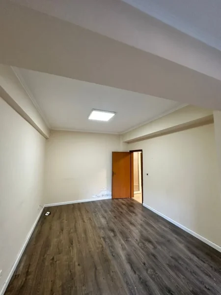 Durres, jepet me qera ambjent biznesi Kati 2, 53 m² 350 € (Poliklinika)