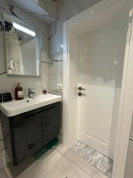 Tirane, jepet me qera apartament 1+1+Ballkon Kati 2, 50 m² 800 € (Bllok)