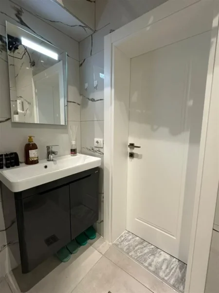 Tirane, jepet me qera apartament 1+1+Ballkon Kati 2, 50 m² 800 € (Bllok)