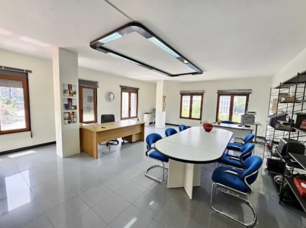 Tirane, jepet me qera ambjent biznesi Kati 3, 96 m² 800 € 