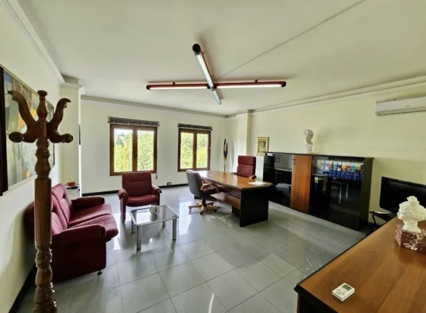 Tirane, jepet me qera ambjent biznesi Kati 3, 96 m² 800 € 