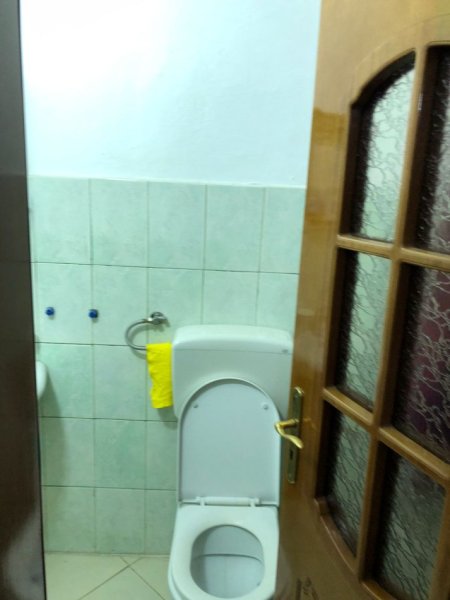 Tirane, jepet me qera apartament 1+1+Ballkon Kati 4, 80 m² 450 € (KOMUNA E PARISIT)