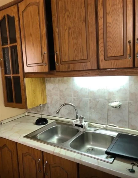 Tirane, jepet me qera apartament 2+1 Kati 4, 75 m² 500 € (RRUGA E ELBASANIT)