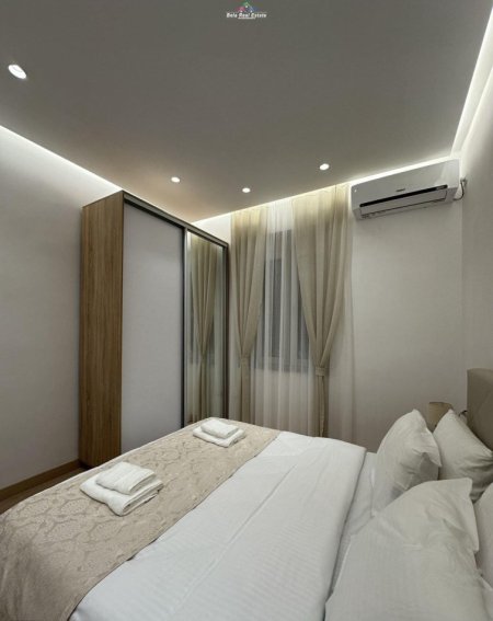 Tirane, jepet me qera apartament 1+1+Ballkon Kati 2, 45 m² 800 € (blloku)