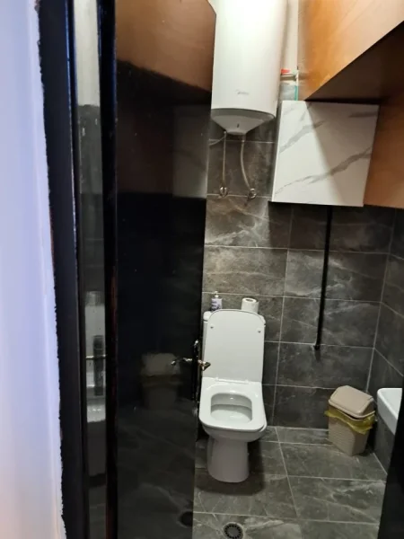 Tirane, jepet me qera ambjent biznesi Kati 0, 50 m² 900 € (XHANFIZE KEKO)