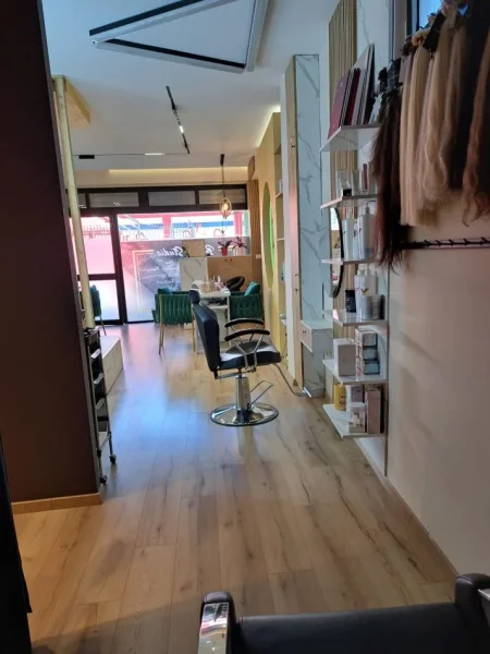 Tirane, jepet me qera ambjent biznesi Kati 0, 50 m² 900 € (XHANFIZE KEKO)