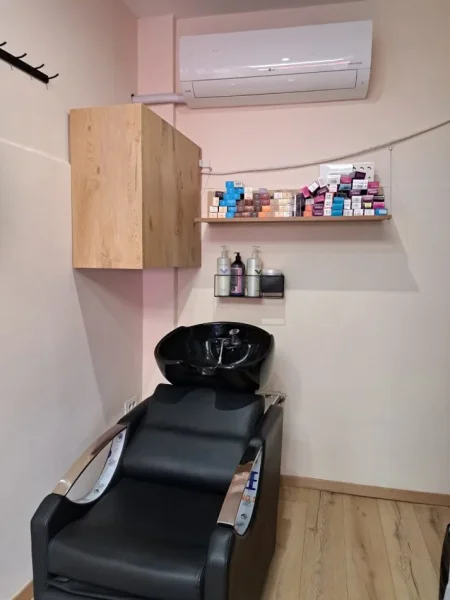 Tirane, jepet me qera ambjent biznesi Kati 0, 50 m² 900 € (XHANFIZE KEKO)