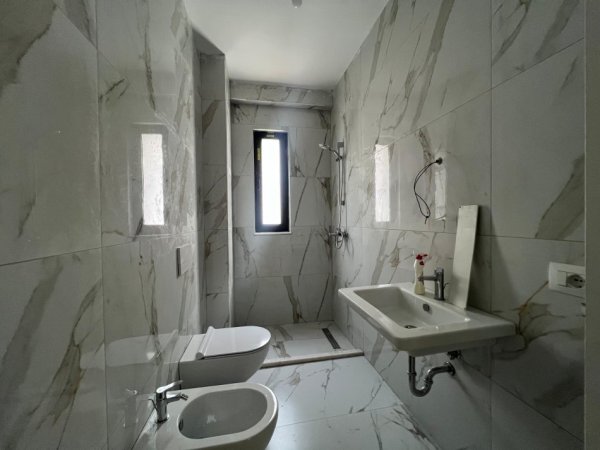 Tirane, jepet me qera apartament 1+1 Kati 2, 100 m² 500 € 