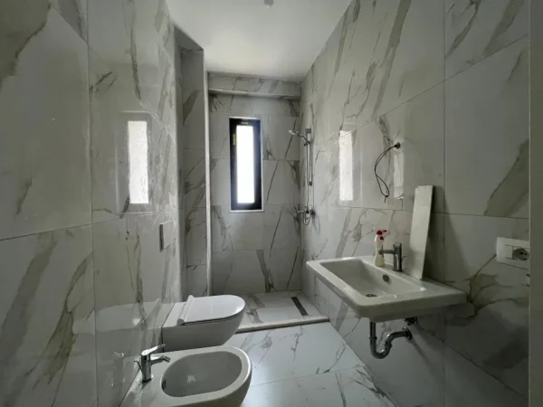 Tirane, jepet me qera apartament 1+1 Kati 2, 100 m² 500 € 