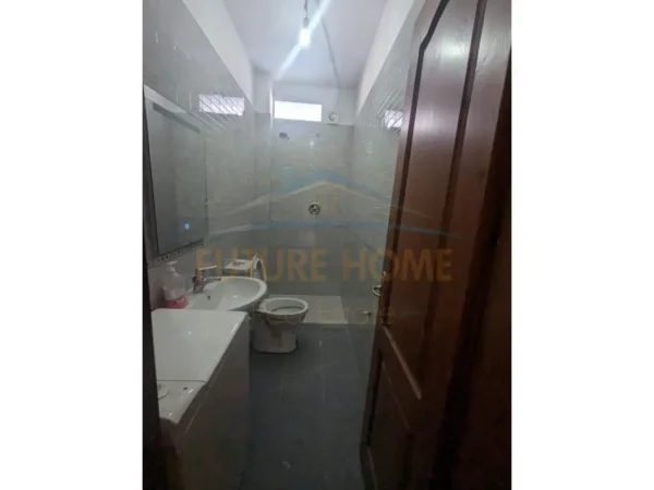 Tirane, jepet me qera apartament 2+1 Kati 1, 107 m² 600 € (Rruga Riza Cerova)