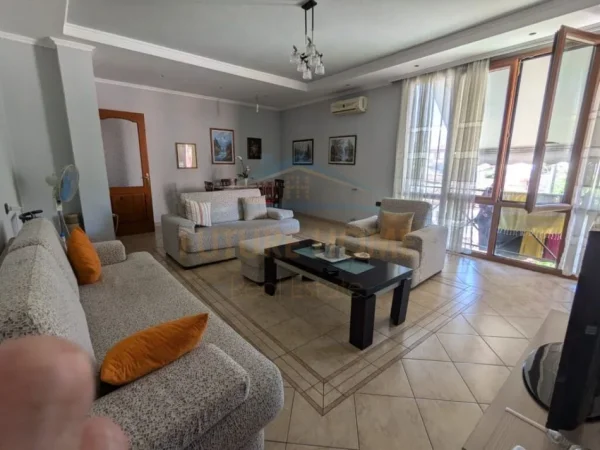 Tirane, jepet me qera apartament 2+1 Kati 1, 107 m² 600 € (Rruga Riza Cerova)