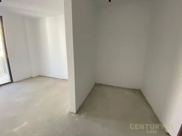 Tirane, jap me qera ambjent biznesi , 148 m² 1.600 € (Rruga e Kosovarëve)