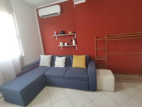 Tirane, jepet me qera apartament 1+1+Ballkon Kati 4, 70 m² 400 € (Selite)