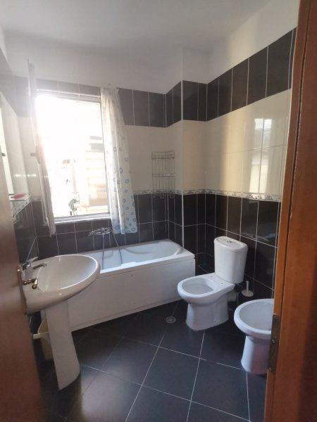Tirane, jepet me qera apartament 1+1+Ballkon Kati 4, 70 m² 400 € (Selite)