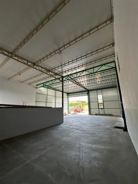 Tirane, jepet me qera garazh Kati 0, 240 m² 1.300 € (Vore)