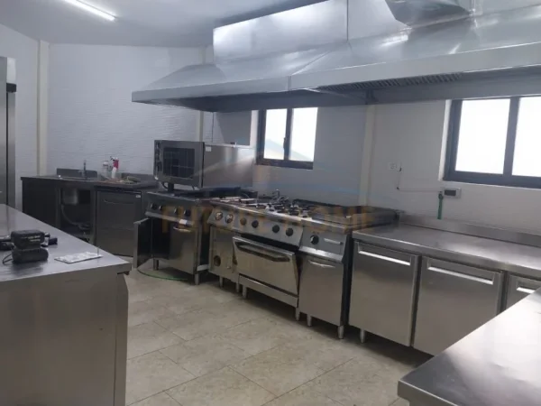 Tirane, jepet me qera ambjent biznesi Kati 0, 126 m² 2.300 € (Bulevardi Zogu I)