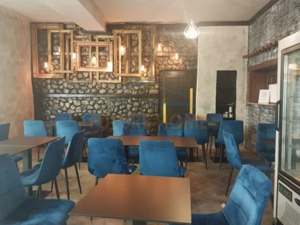 Tirane, jepet me qera ambjent biznesi Kati 0, 126 m² 2.300 € (Bulevardi Zogu I)