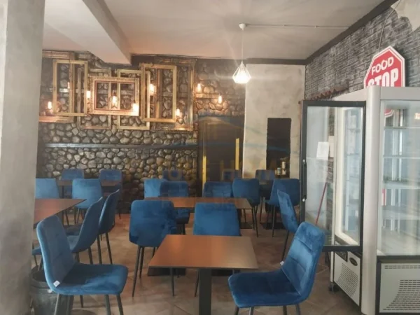 Tirane, jepet me qera ambjent biznesi Kati 0, 126 m² 2.300 € (Bulevardi Zogu I)