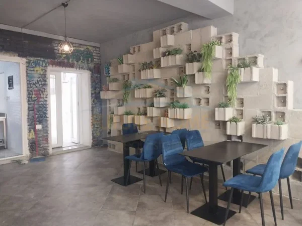 Tirane, jepet me qera ambjent biznesi Kati 0, 126 m² 2.300 € (Bulevardi Zogu I)