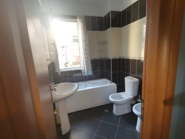 Tirane, jepet me qera apartament 1+1+Ballkon Kati 4, 70 m² 400 € (Selite prane Shen Eleonores)